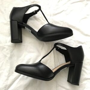 Clarks Freva85 T-Bar Black Pump Heels Leather Upper Size 6.5 Medium Width